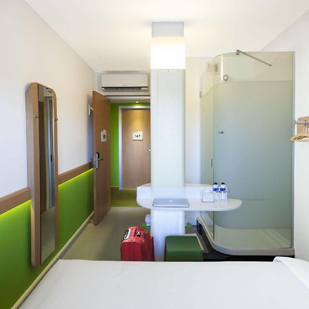 Ibis Budget Makassar Airport Mandai Exteriör bild